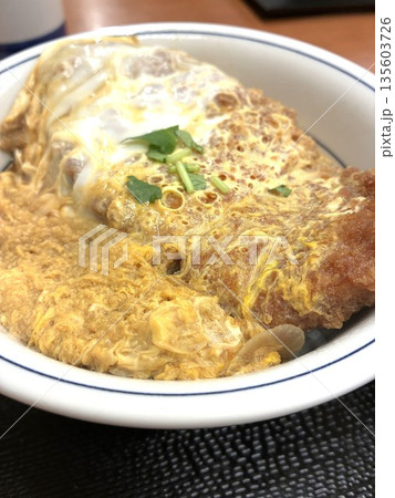 外食チェーン店で食べる「カツ丼」 外食チェーン店で食べる「カツ丼」 135603726