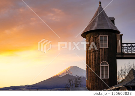 夕日に染まる空と雪化粧した富士山とアンティークな塔の風景, 夕日に染まる空と雪化粧した富士山とアンティークな塔の風景, 135603828