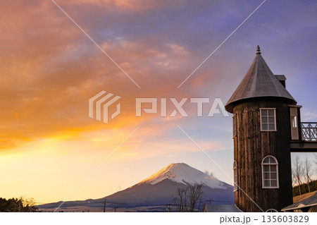 夕日に染まる空と雪化粧した富士山とアンティークな塔の風景, 135603829