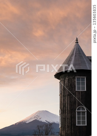 夕日に染まる空と雪化粧した富士山とアンティークな塔の風景, 夕日に染まる空と雪化粧した富士山とアンティークな塔の風景, 135603835