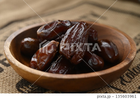 デーツ　　ナツメヤシ 135603961