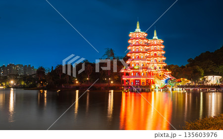 高雄　蓮池潭のシンボル　龍虎塔 135603976