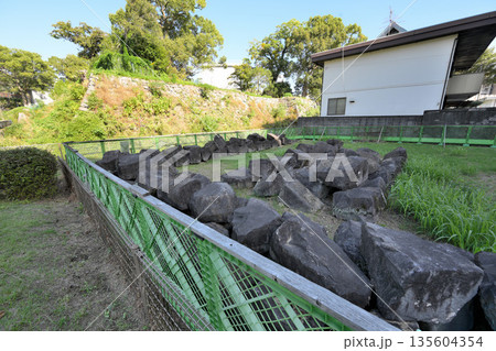 熊本古城と崩落石垣を保管している様子 熊本古城と崩落石垣を保管している様子 135604354