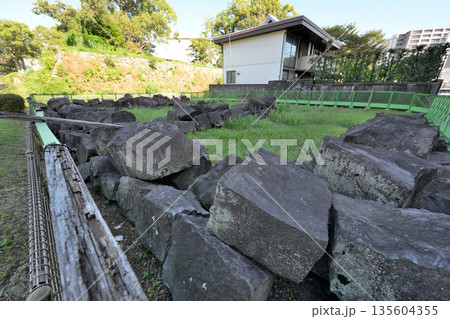 熊本古城と崩落石垣を保管している様子 熊本古城と崩落石垣を保管している様子 135604355