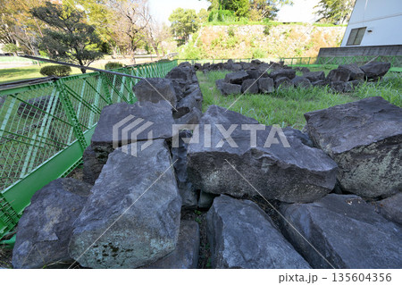 熊本古城と崩落石垣を保管している様子 135604356