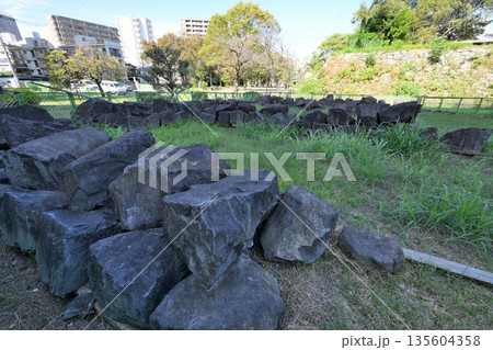 熊本古城と崩落石垣を保管している様子 135604358