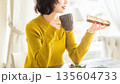 食事をする女性 135604733