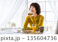 食事をする女性 135604736
