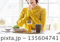 食事をする女性 135604741