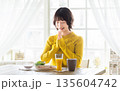 食事をする女性 135604742