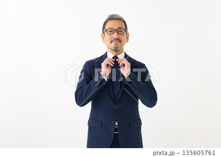 ネクタイを締めるビジネスマン 135605761