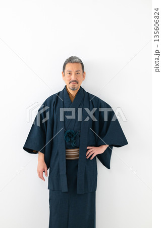 着物を着た男性 着物を着た男性 135606824