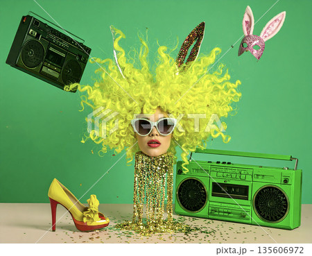 ネオンイエローの髪と浮遊するラジカセ。ミントグリーンが映えるレトロポップなコラージュ。 ネオンイエローの髪と浮遊するラジカセ。ミントグリーンが映えるレトロポップなコラージュ。 135606972