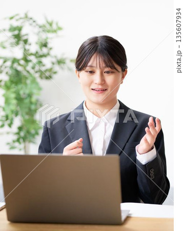 オンライン面接に臨む就活中の女子大学生 135607934