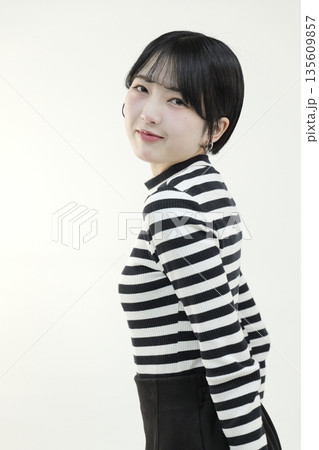 魅力的な美しい20代の若い女性 ポートレート写真 135609857