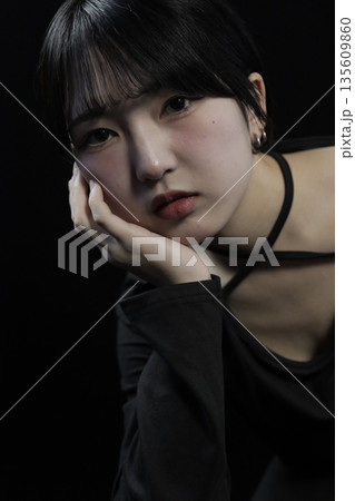 魅力的な美しい20代の若い女性 ポートレート写真 魅力的な美しい20代の若い女性 ポートレート写真 135609860