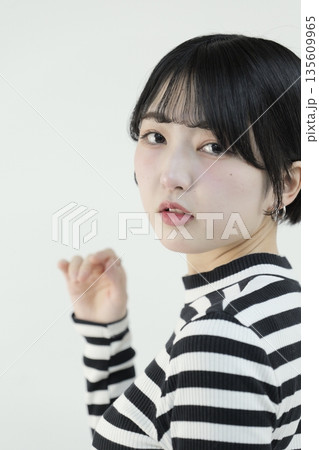 魅力的な美しい20代の若い女性 ポートレート写真 135609965