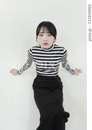 魅力的な美しい20代の若い女性 ポートレート写真 魅力的な美しい20代の若い女性 ポートレート写真 135609968