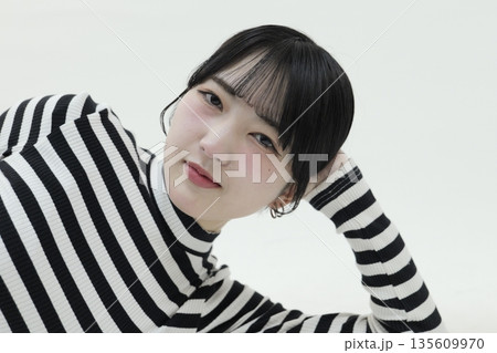 魅力的な美しい20代の若い女性 ポートレート写真 魅力的な美しい20代の若い女性 ポートレート写真 135609970