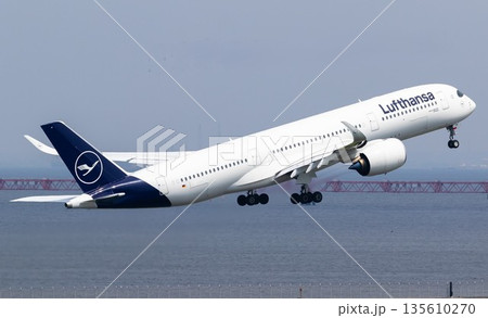 D-AIXNルフトハンザ航空A350-900羽田空港離陸 135610270