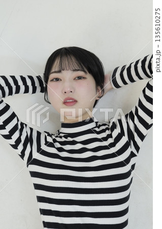 魅力的な美しい20代の若い女性 ポートレート写真 魅力的な美しい20代の若い女性 ポートレート写真 135610275