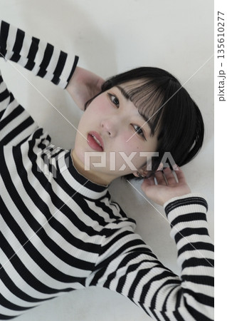 魅力的な美しい20代の若い女性 ポートレート写真 魅力的な美しい20代の若い女性 ポートレート写真 135610277