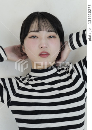 魅力的な美しい20代の若い女性 ポートレート写真 魅力的な美しい20代の若い女性 ポートレート写真 135610278