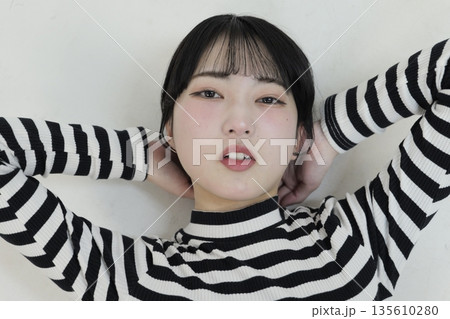 魅力的な美しい20代の若い女性 ポートレート写真 魅力的な美しい20代の若い女性 ポートレート写真 135610280