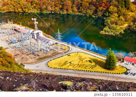 九頭竜ダム　(11月　紅葉　秋　晴れ) 135610311