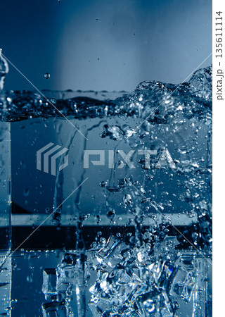 14.High-Speed Water Splash With Ice Cubes Inside 135611114