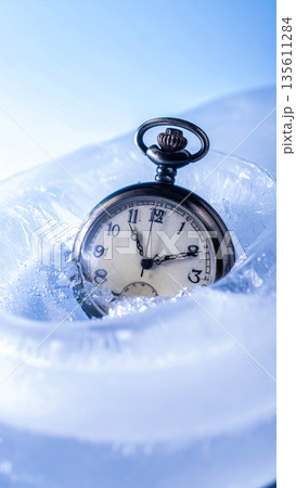 氷に閉じ込められた懐中時計 / 時間の停止と記憶を象徴するコンセプチュアルアート 氷に閉じ込められた懐中時計 / 時間の停止と記憶を象徴するコンセプチュアルアート 135611284