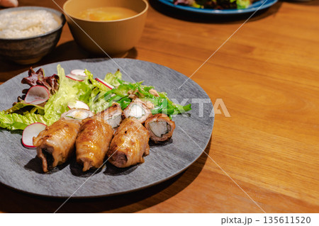 健康的な和定食 豚肉の肉巻きと副菜 健康的な和定食 豚肉の肉巻きと副菜 135611520