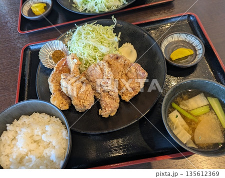おいしいアツアツの唐揚げ定食 おいしいアツアツの唐揚げ定食 135612369