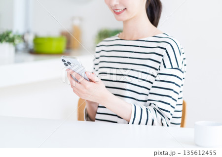 スマホを操作する若い女性（パーツモデル） 135612455