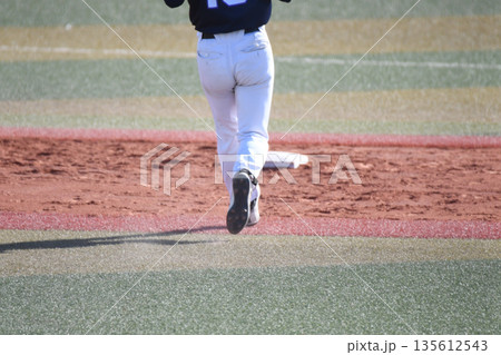2塁に進むランナー 2塁に進むランナー 135612543
