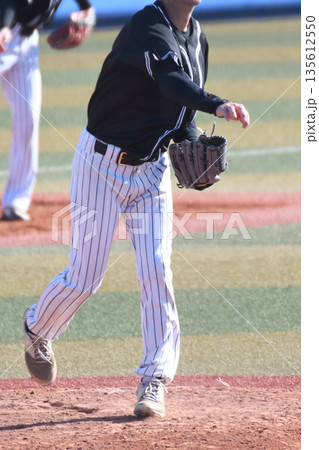 牽制球を投げるピッチャー 135612550