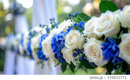 ブライダルパーティーのテーブル、テーブルセットと青い薔薇 135612772