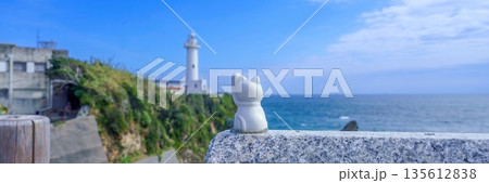 青い海と大王埼灯台を眺める招き猫の後ろ姿 旅行と幸運のイメージ 青い海と大王埼灯台を眺める招き猫の後ろ姿 旅行と幸運のイメージ 135612838