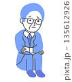 落ち込んで座り込む高齢ビジネスマンのイラスト 135612926