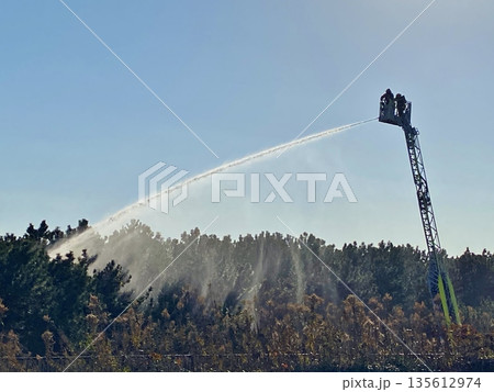 消防車による放水訓練 消防車による放水訓練 135612974