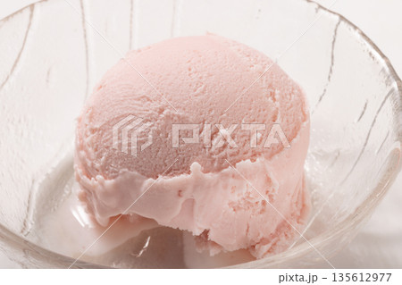 ストロベリー アイス ストロベリー アイス 135612977