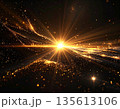 黒に輝くゴールドの光が放射する抽象エネルギー背景 135613106