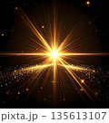 黒に輝くゴールドの光が放射する抽象エネルギー背景 135613107