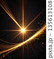 黒に輝くゴールドの光が放射する抽象エネルギー背景 135613108