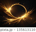 黒に輝くゴールドの光が放射する抽象エネルギー背景 135613110