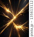 黒に輝くゴールドの光が放射する抽象エネルギー背景 135613112