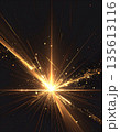 黒に輝くゴールドの光が放射する抽象エネルギー背景 135613116