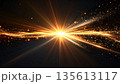 黒に輝くゴールドの光が放射する抽象エネルギー背景 135613117