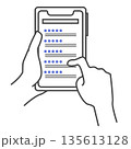 インターネットで検索するスマートフォンイラスト 135613128