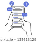 インターネットで検索し、疑問や発見、解決策や知恵を得るスマートフォンイラスト 135613129